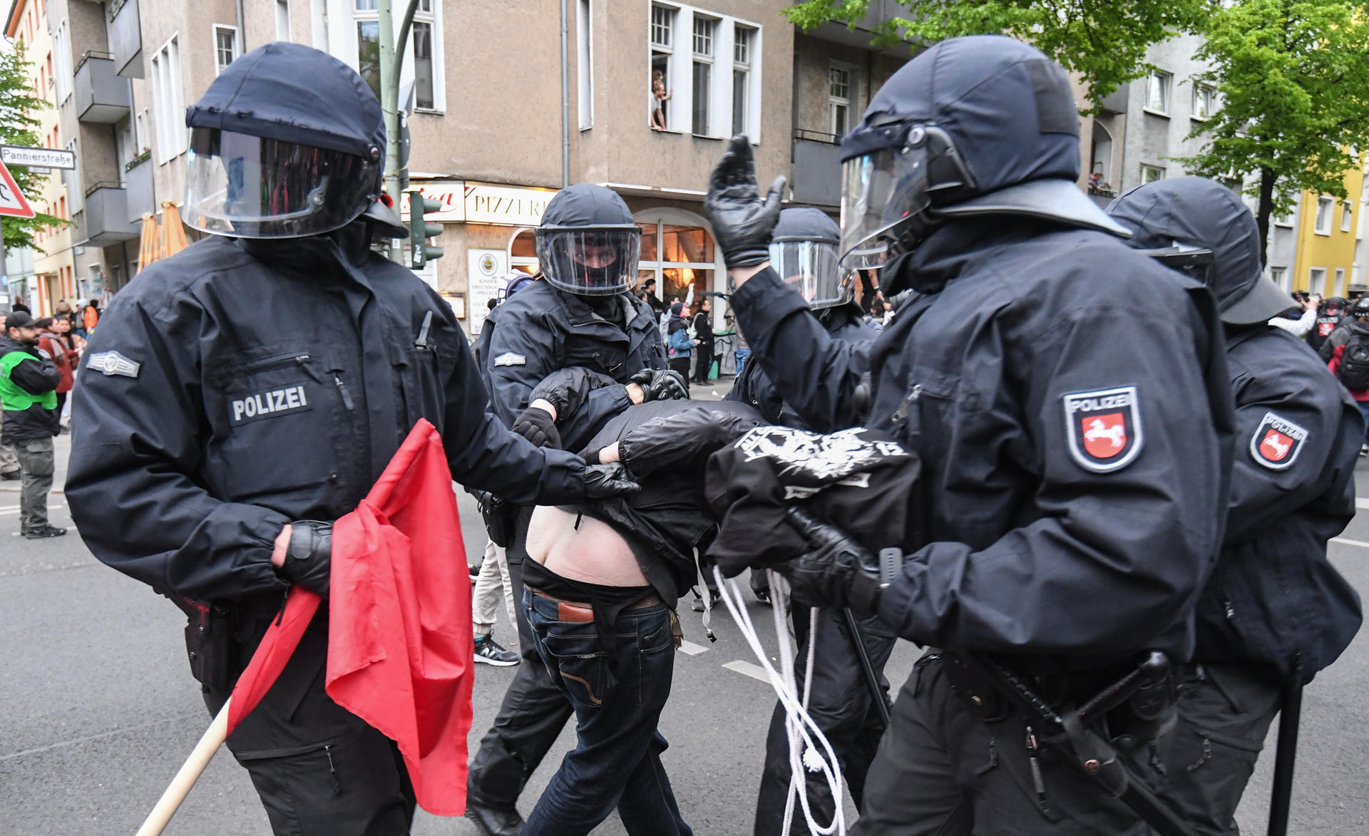 Die Polizei nimmt einen Demo-Teilnehmer fest.