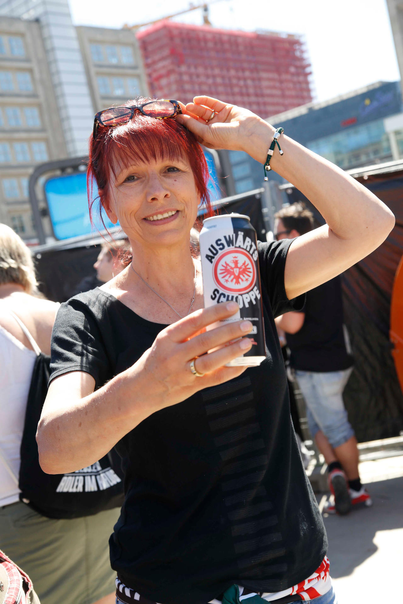  Heike Zille (55) kommt ursprünglich aus Berlin. Wegen der Liebe zog sie nach Hanau (Hessen). Ihr Lebensgefährte brachte sie zum Fußball. Gemeinsam reden sie über Taktik und Aufstellung. Die Liebe zur Eintracht Frankfurt hält auch ihre Beziehung zusammen.