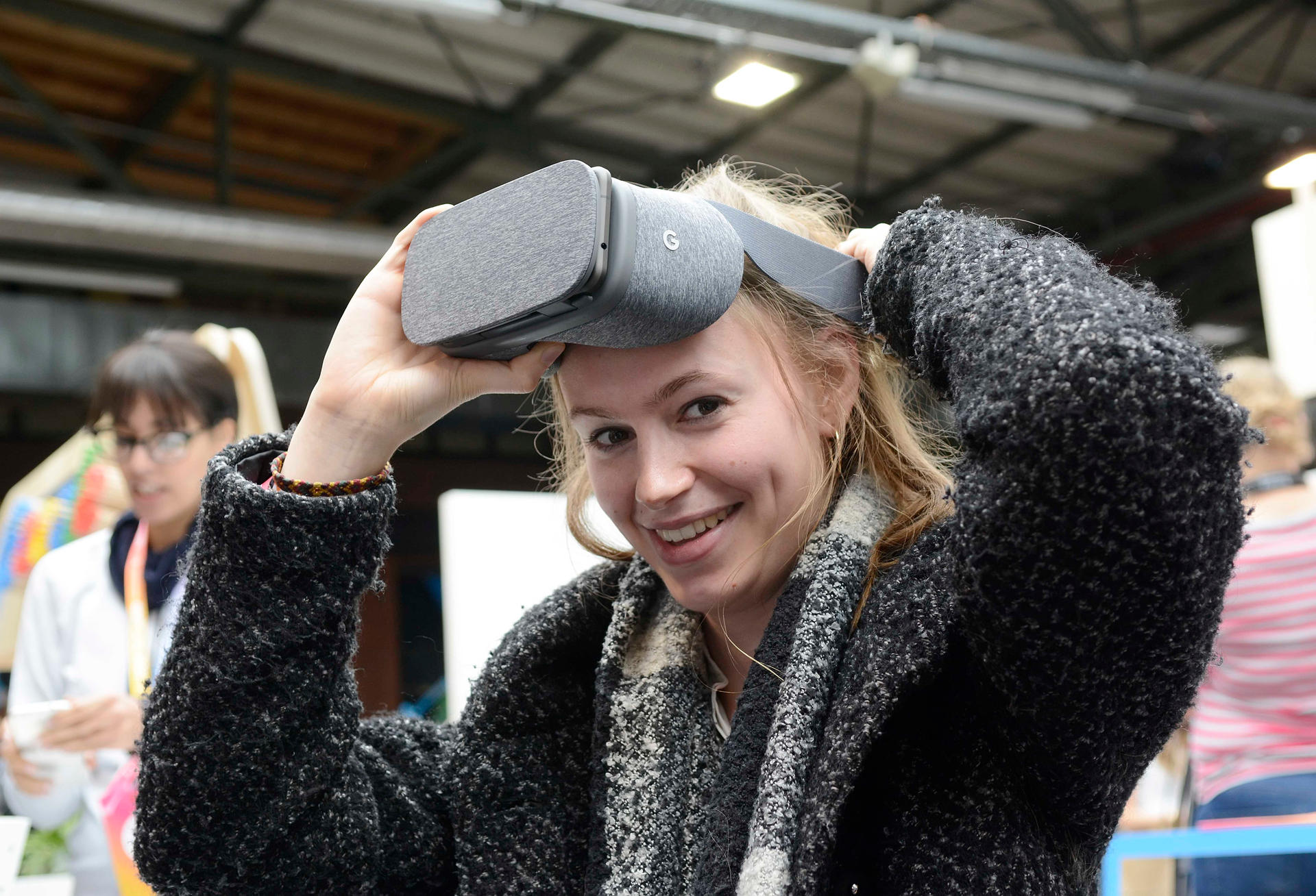 Medizin-Studentin Lina Weimann testet die Digital-Brille von Google.