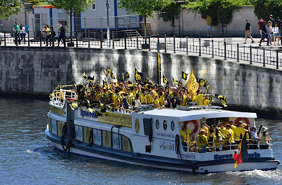 Berlin wird bei strahlendem Sonnenschein zum Fussball-Mekka.