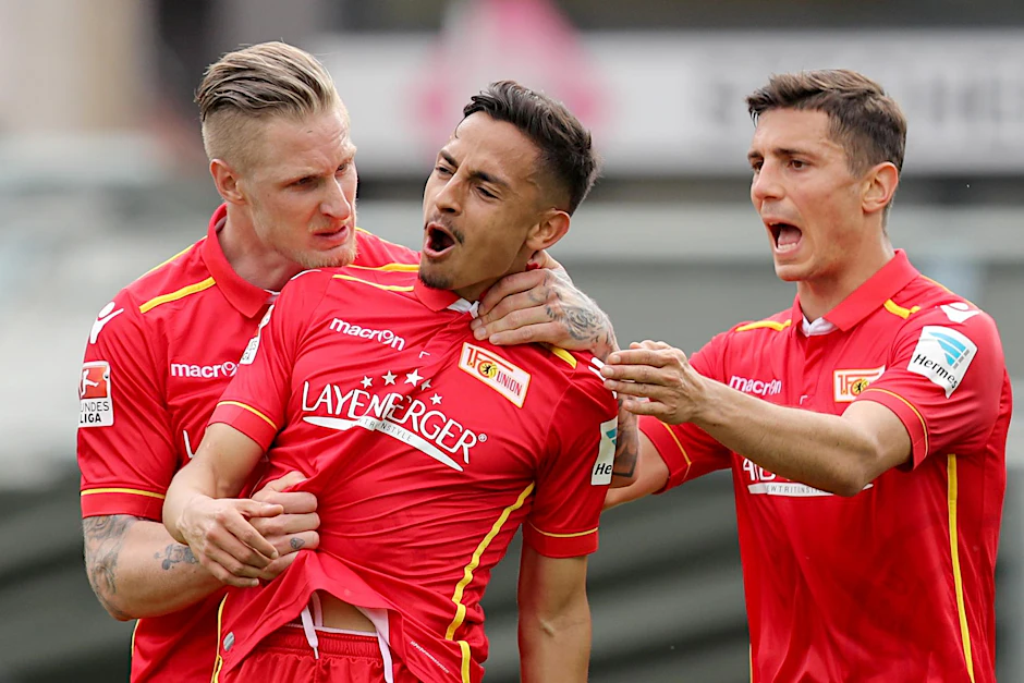 Kenny Redondo (M) von Union Berlin jubelt mit seinen Kollegen Sebastian Polter (l) und Damir Kreilach über seinen Treffer zum 0:1