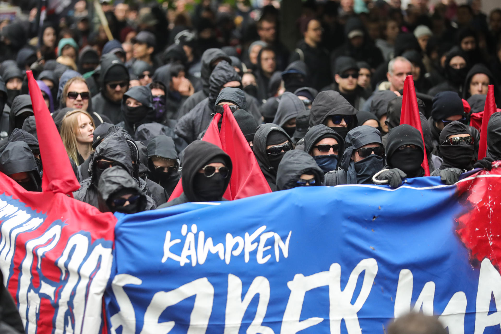 Die linken Demonstranten sind größtenteils vermummt.