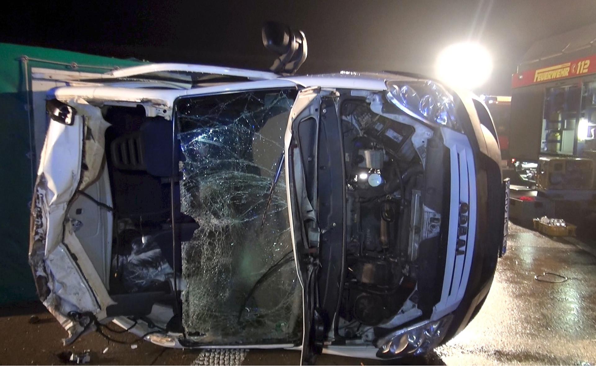 Umgekippter Lkw blockiert die Autobahn 2 in Eilsleben (Sachsen-Anhalt).