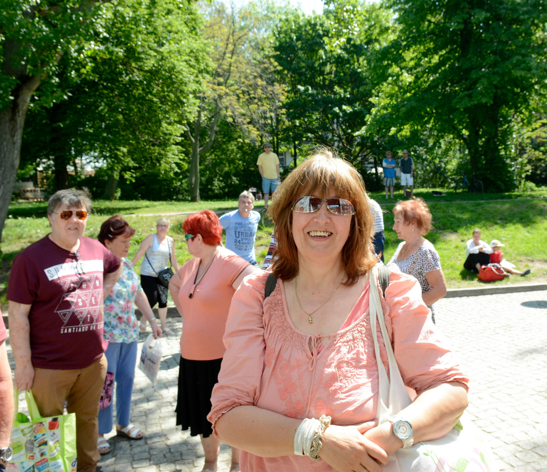 Gast Bettina Pinkert (64) freut sich auf den Badespaß.