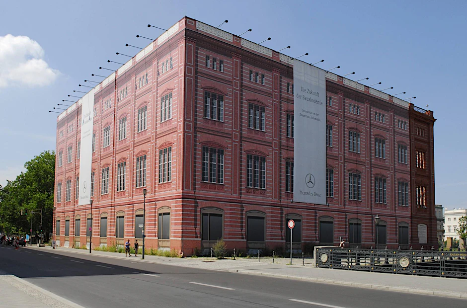 Die Attrappe der Schinkelschen Bauakademie.