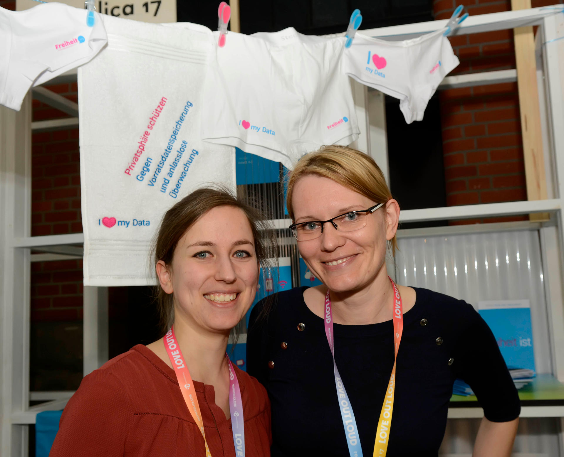 Anja Schorr (29) und Johanna Gabriel (35) klären anhand von Unterwäsche über Datensicherheit im Netz auf.