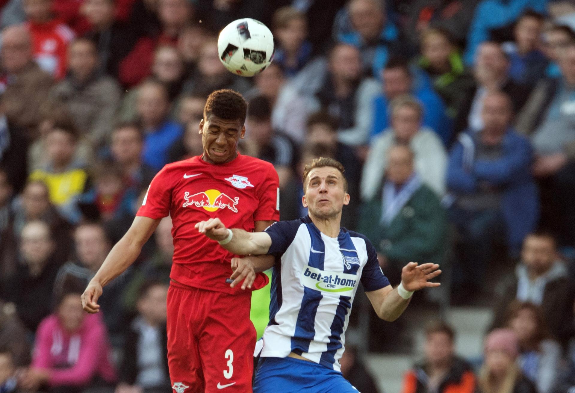 Pekarik (r.) ohne Chance im Kopfballduell gegen Bernardo.