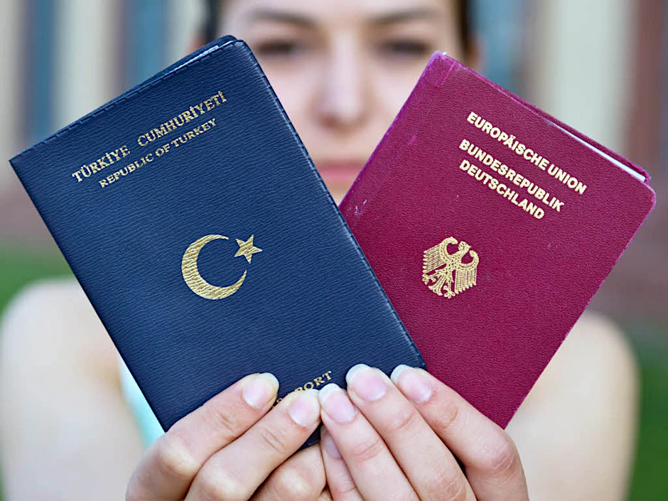 Viele Berliner haben eine doppelte Staatsbürgerschaft - jetzt macht sich Skepsis breit.