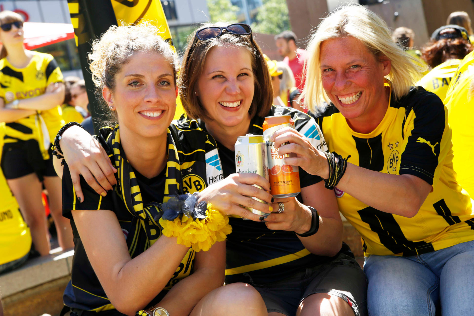 Trikots für Mädchen, Armbänder, Schmuck und Schuhe, Stefanie Schulze (30), Janine Funke (29) und Nadine Martin (40) aus Willingen zeigen sich gerne als Dortmund-Fans.
