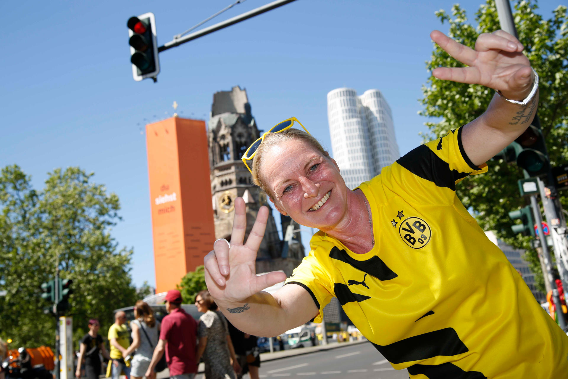 Nicht jeder in ihrem Umfeld fand es gut, als sich Alex (46) für den Fußball entschied. Zusammen mit ihrem Freund geht sie seit vielen Jahren ins Stadion. Im Ruhrgebiet sei man halt fußballbekloppt, erzählt sie. „Besonders die Emotionen faszinieren mich.“