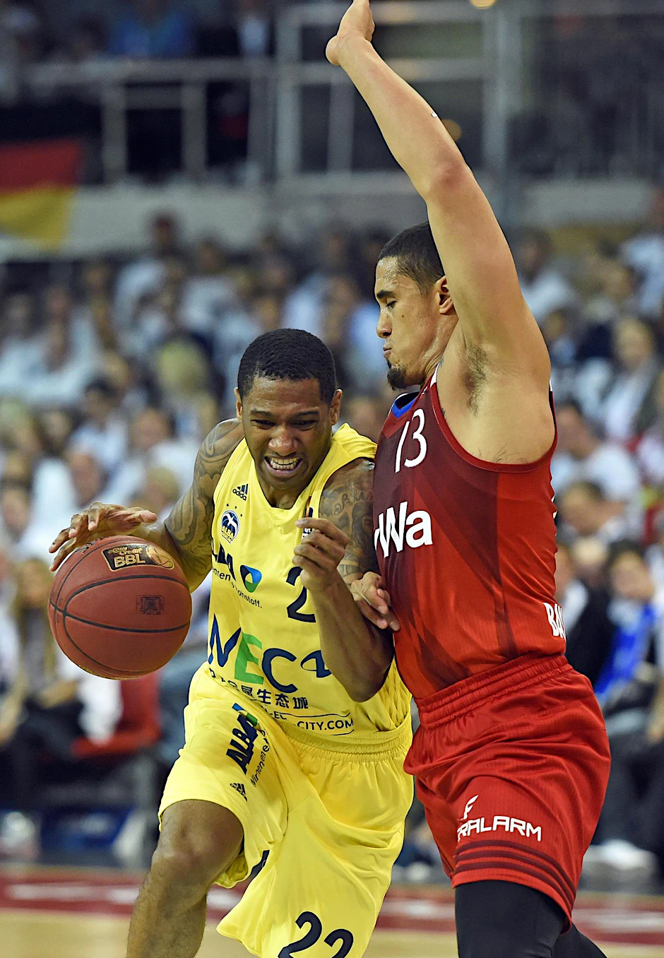 Ausgebremst: Albas Gerald Robinson (l.) im Duell mit Nick Johnson.