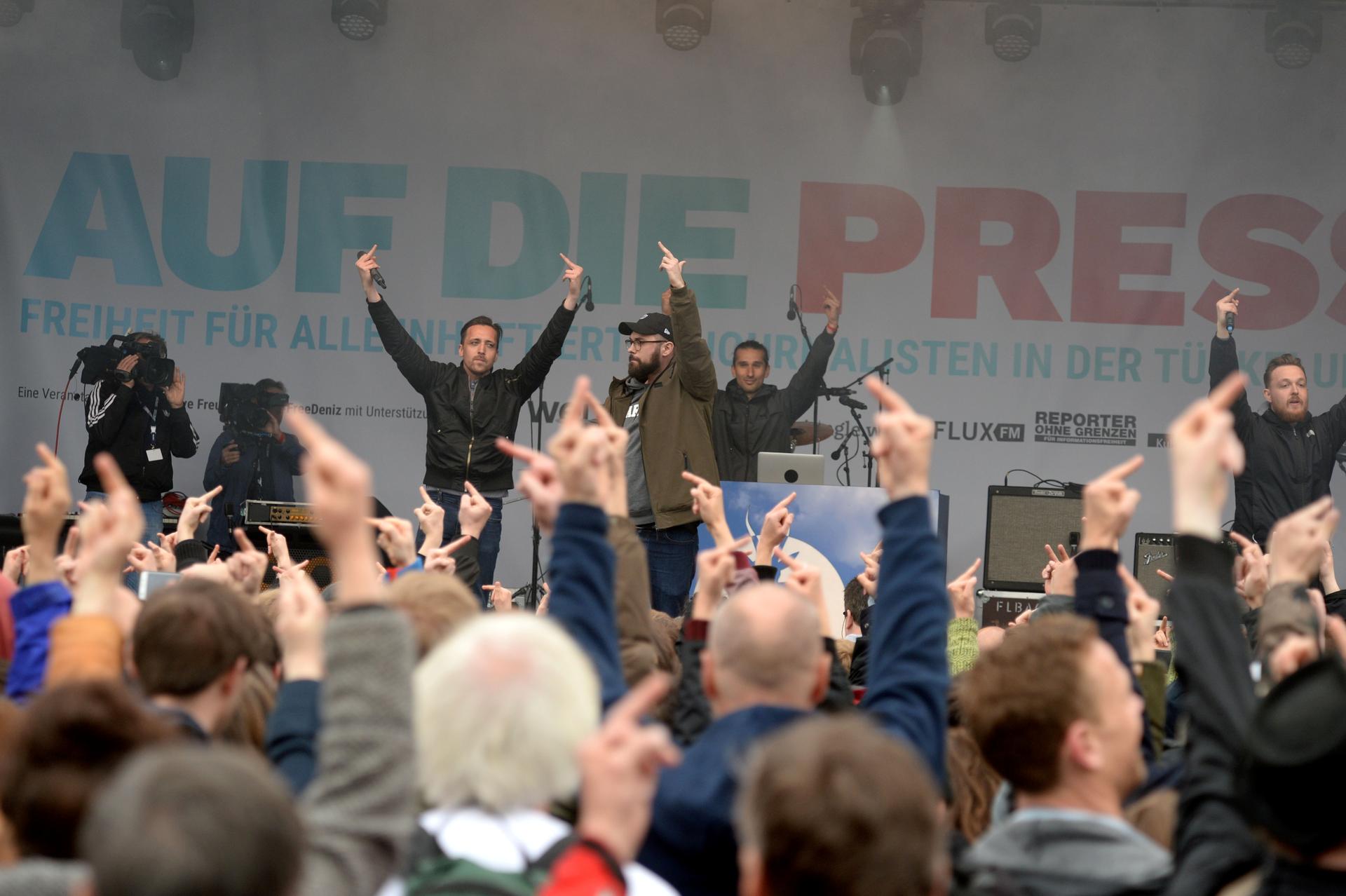 Kritik an Erdogan: Die Hip-Hop-Band Antilopen Gang forderte Yücels Freiheit.