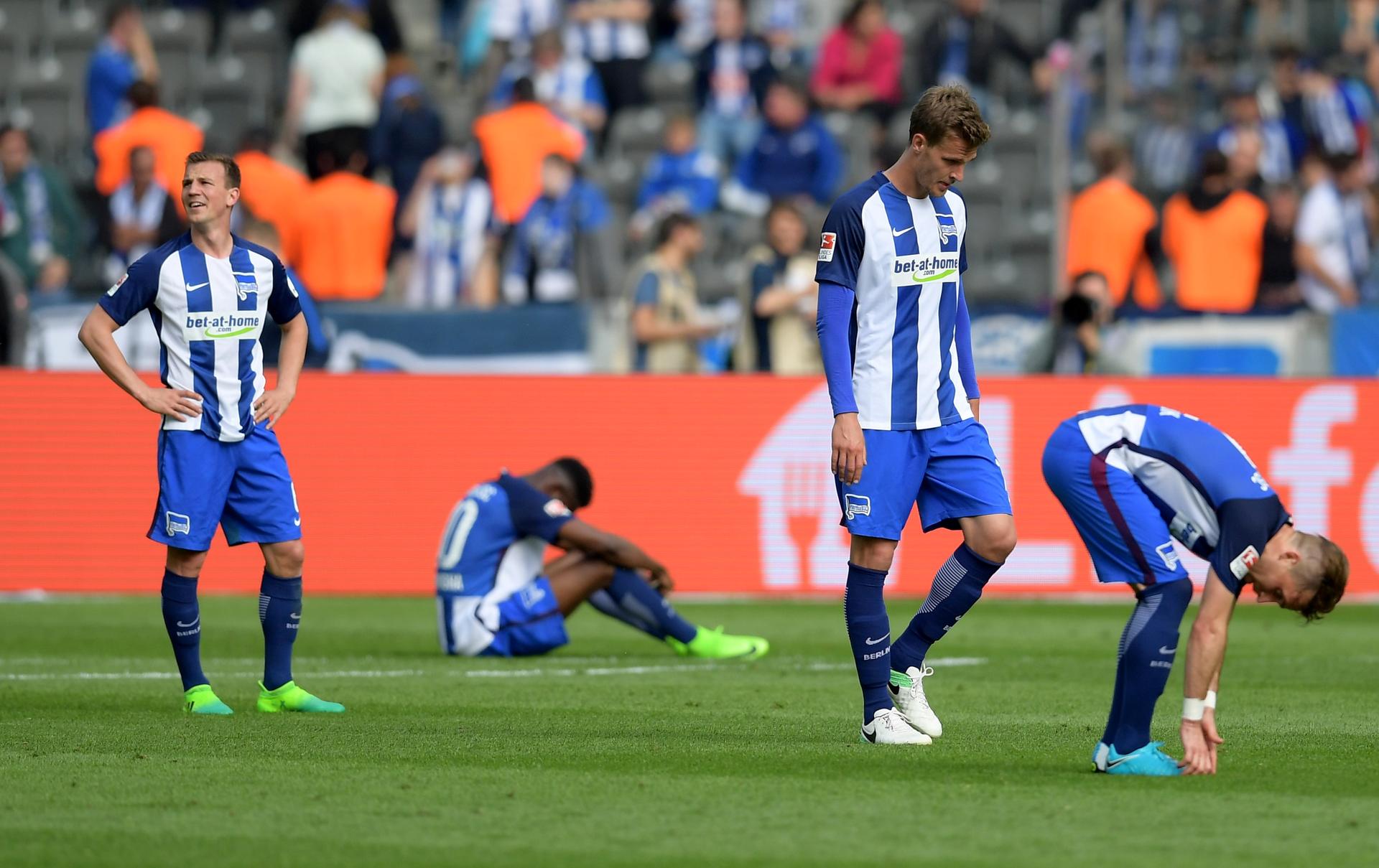 Vladimir Darida, Jordan Torunarigha und Sebastian Langkamp (v.l.) sind nach dem Debakel gegen Leverkusen bedient. Wenn Hertha weiter oben mitspielen will, dann brauchen die drei auch neue Kollegen.