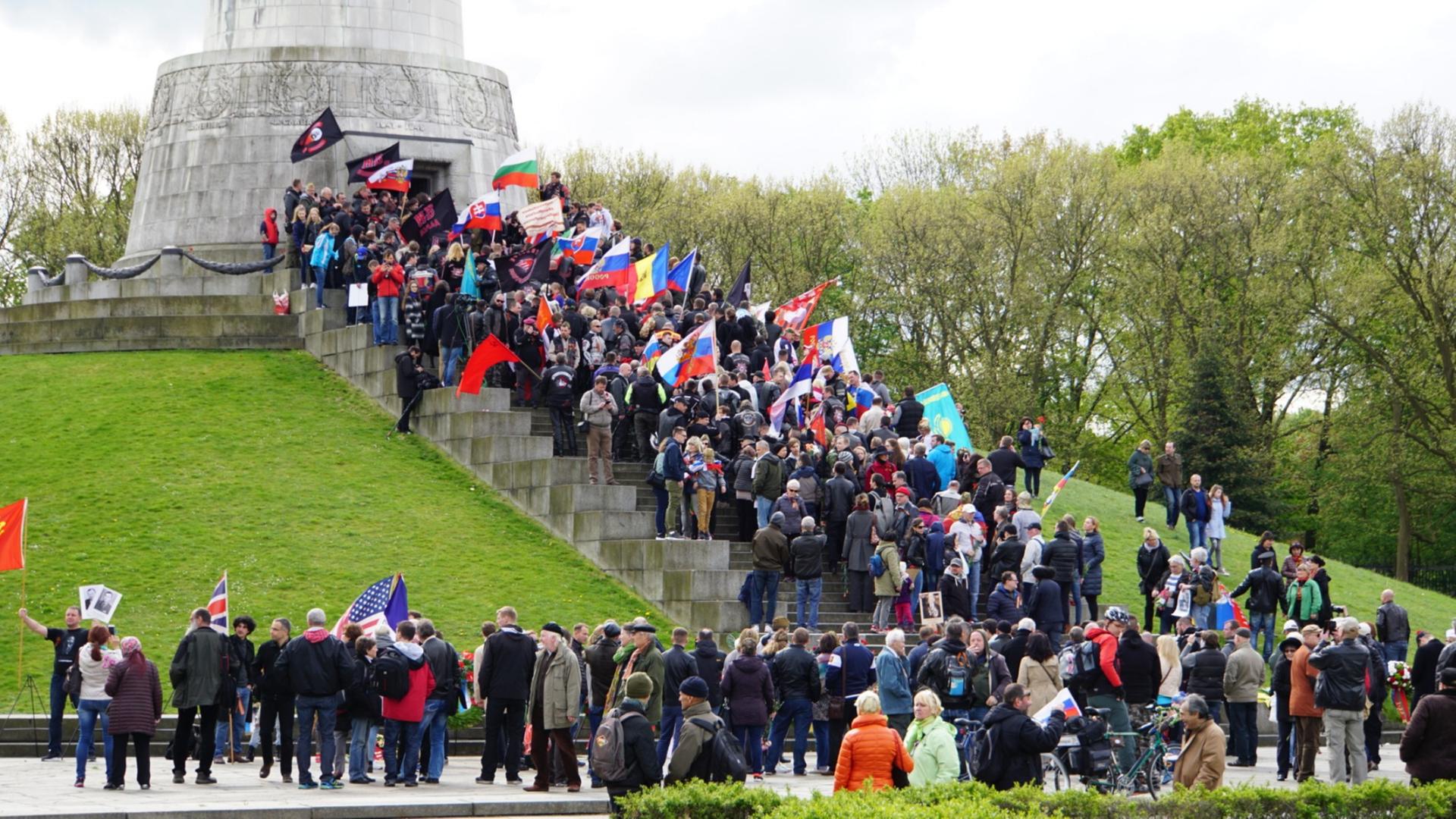 Zahlreiche russische Fahnen sind vor dem Ehrenmal für gefallene sowjetische Soldaten in Berlin zu sehen. Die Rockergruppe "Nachtwölfe" hat dort am Dienstag Kränze niedergelegt.