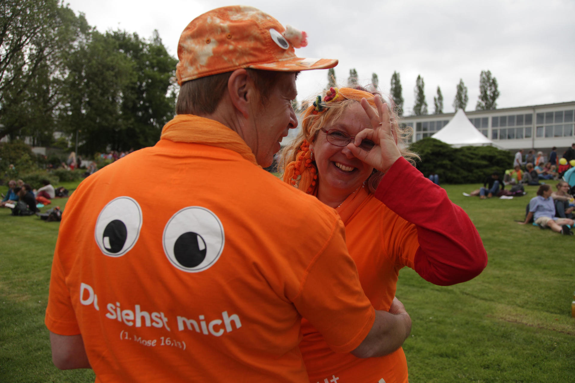 Regina und Manfred Korinth kamen komplett in Orange zum Messegelände.
