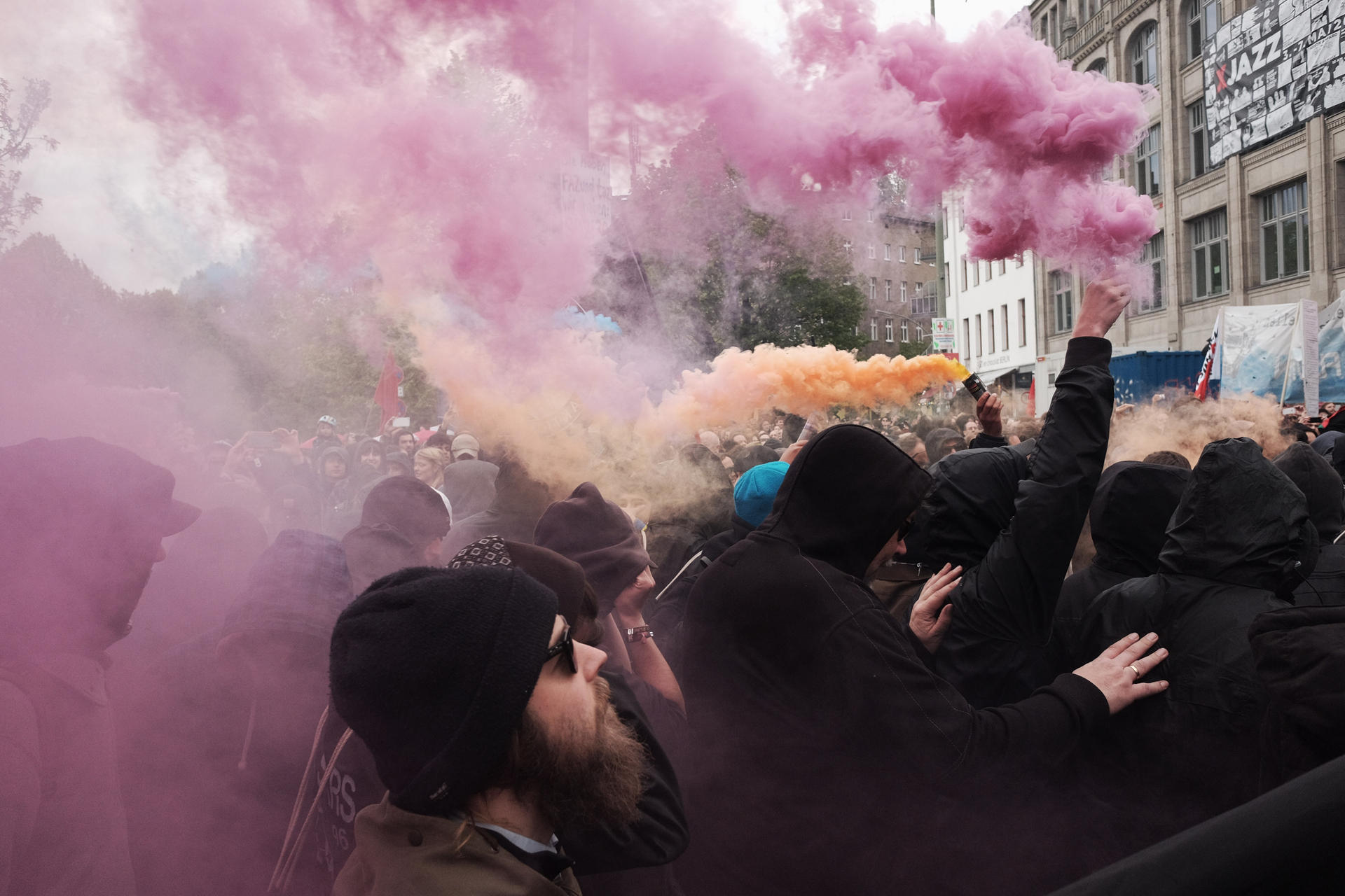 Bunter Rauch über Kreuzberg.