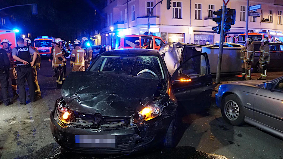 Zwei Autos waren ineinander gekracht - eins kam auf der Seite zum Stehen.