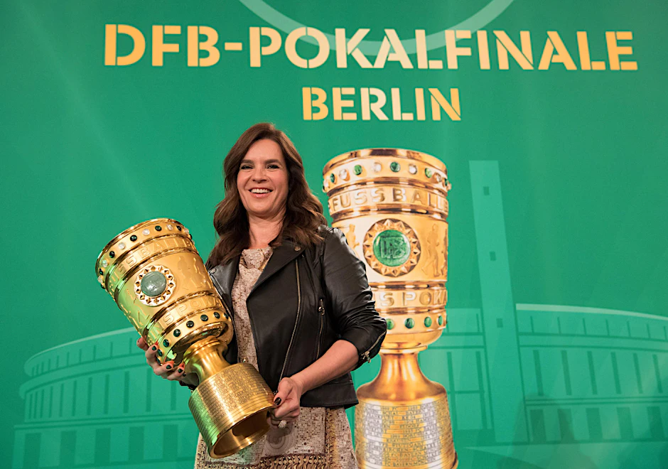 Kati Witt, Pokalbotschafterin des DFB, mit dem Pokal.