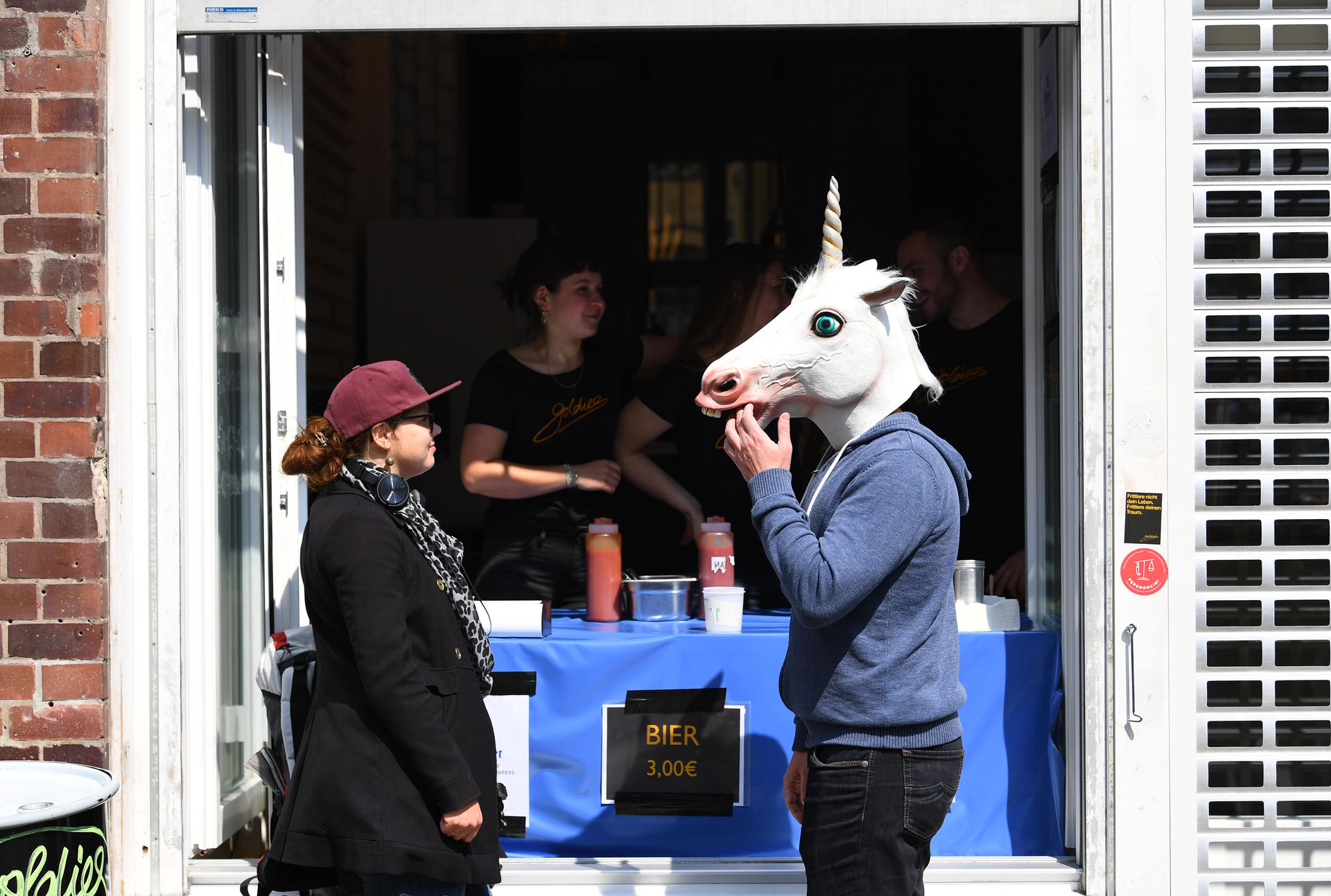 Bestaunt: Auf ein Bier (3 Euro) mit dem Einhorn.