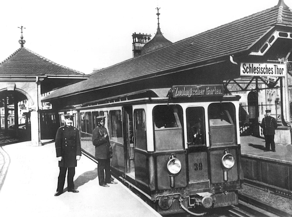 Die U-Bahn vom Typ A1 im Jahr 1902 am Schlesischen Tor. 