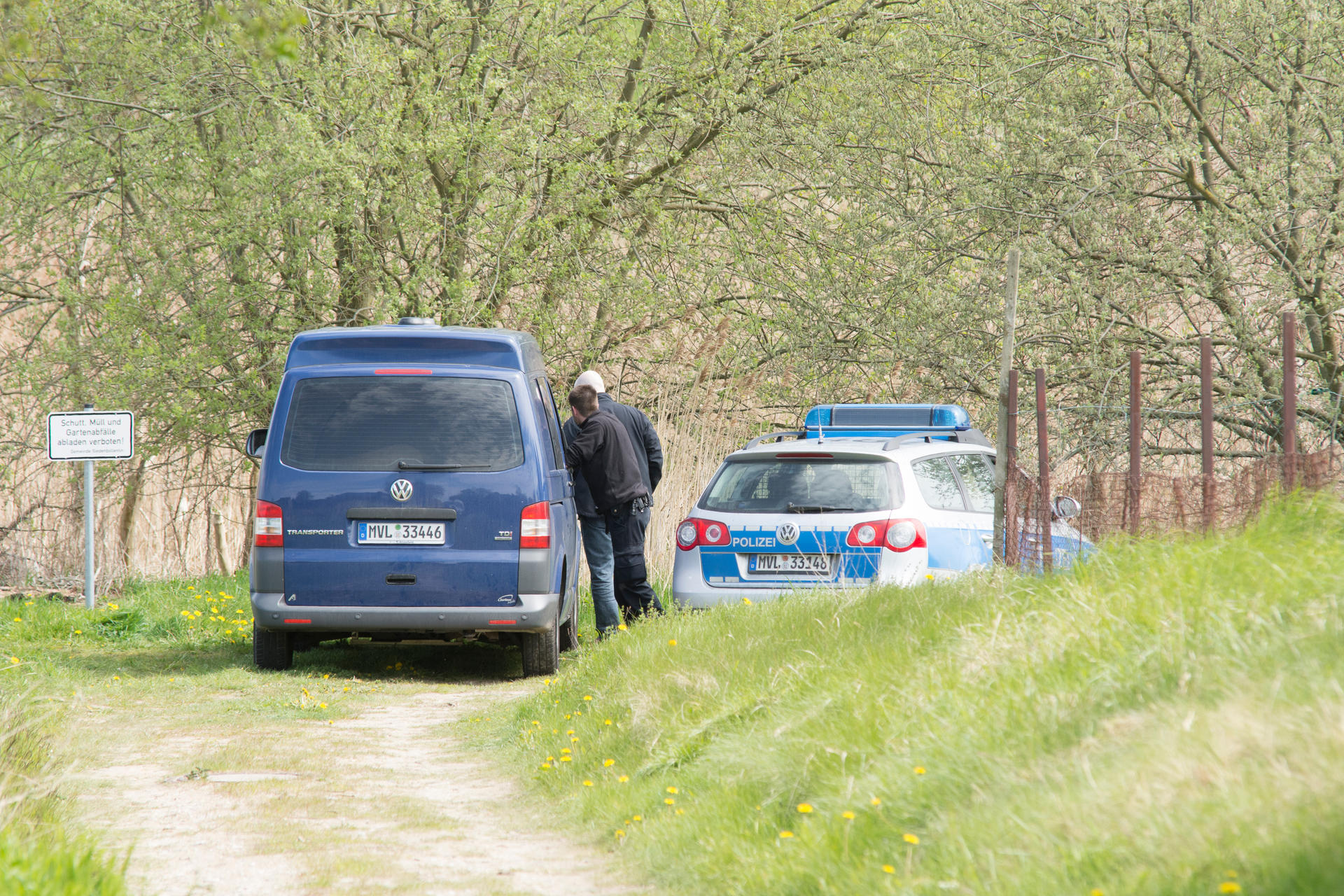 Hinter diesem Feldweg fanden Polizisten die Leiche von Bianca R. (29, u.). Sie wurde erwürgt. 