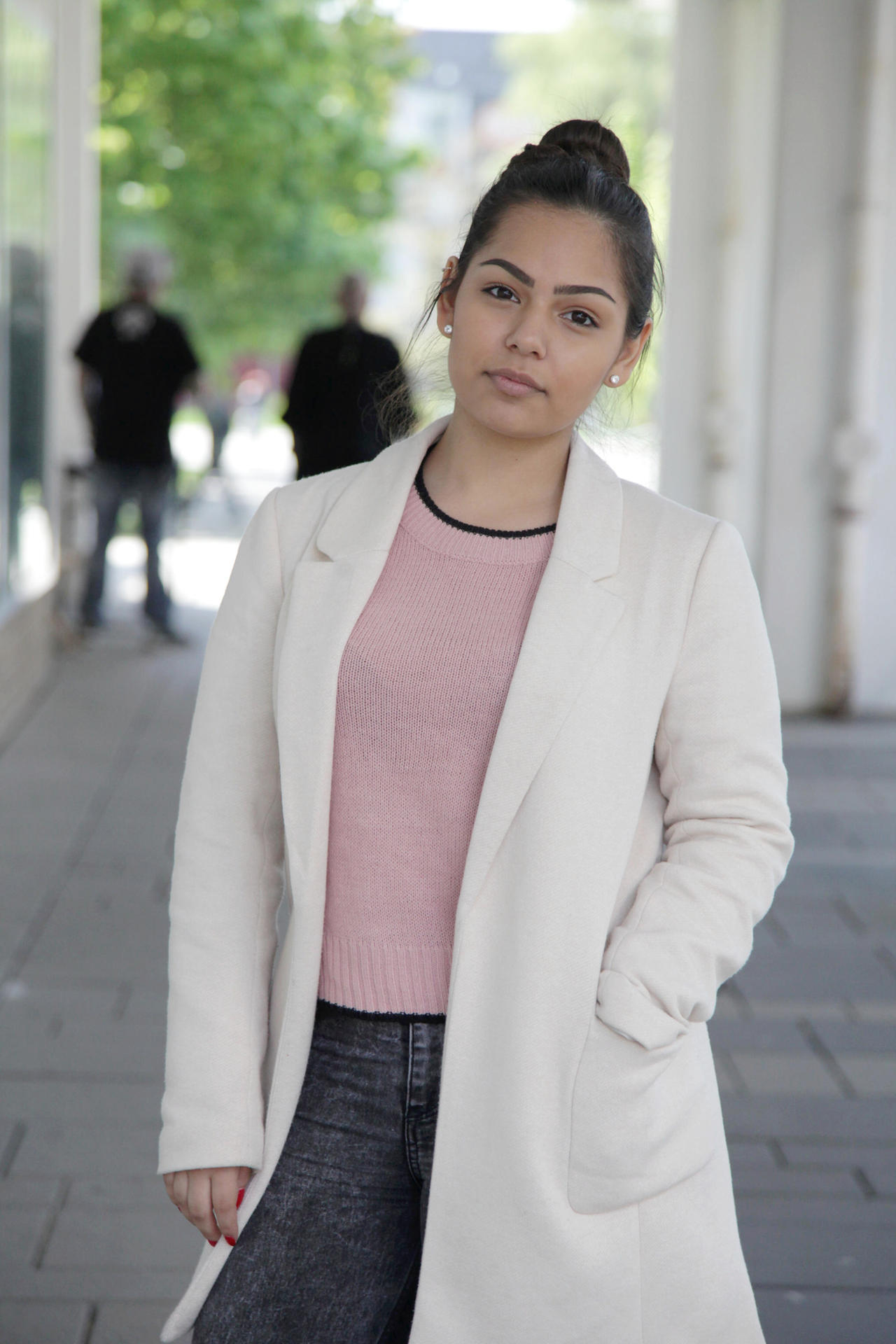Ich wurde aus dem Kiez vertrieben: „Durch eine üppige Mieterhöhung musste ich nach Lichtenberg umziehen“, sagt Schülerin Sophie Mena Chavez (19). Sie bedauert das sehr. „Ich hätte gerne in Friedrichshain gewohnt. Dort bin ich aufgewachsen, aber die Mieten wurden unbezahlbar“.