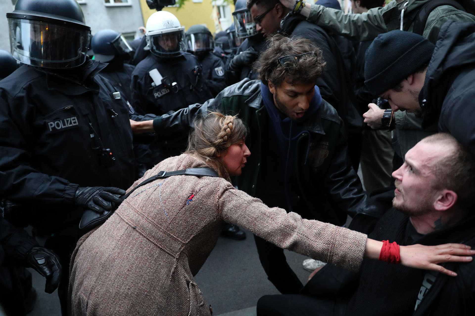 Es kommt zu Rangeleien zwischen Polizei und Demo-Teilnehmern.