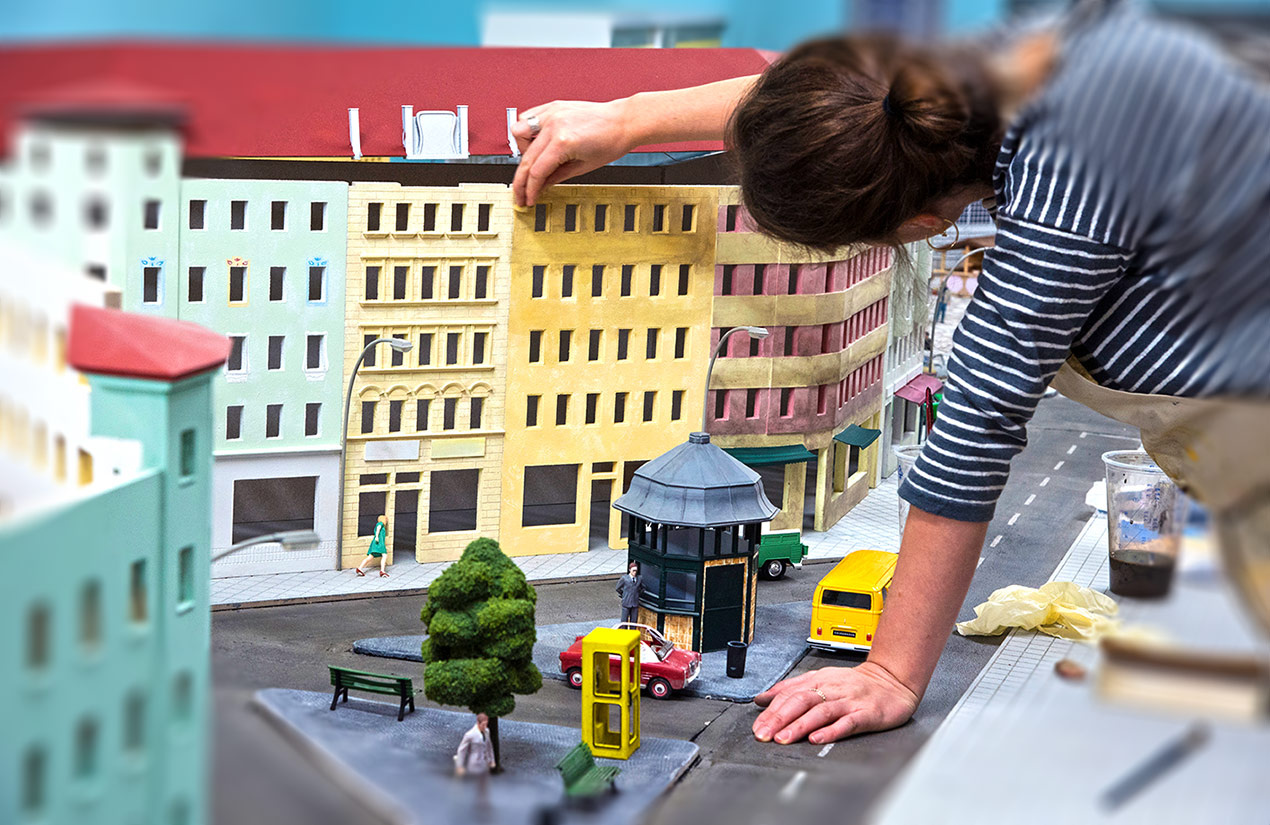 In der Kulisse von Mini-Berlin wird noch eine Häuserfassade verschönert.