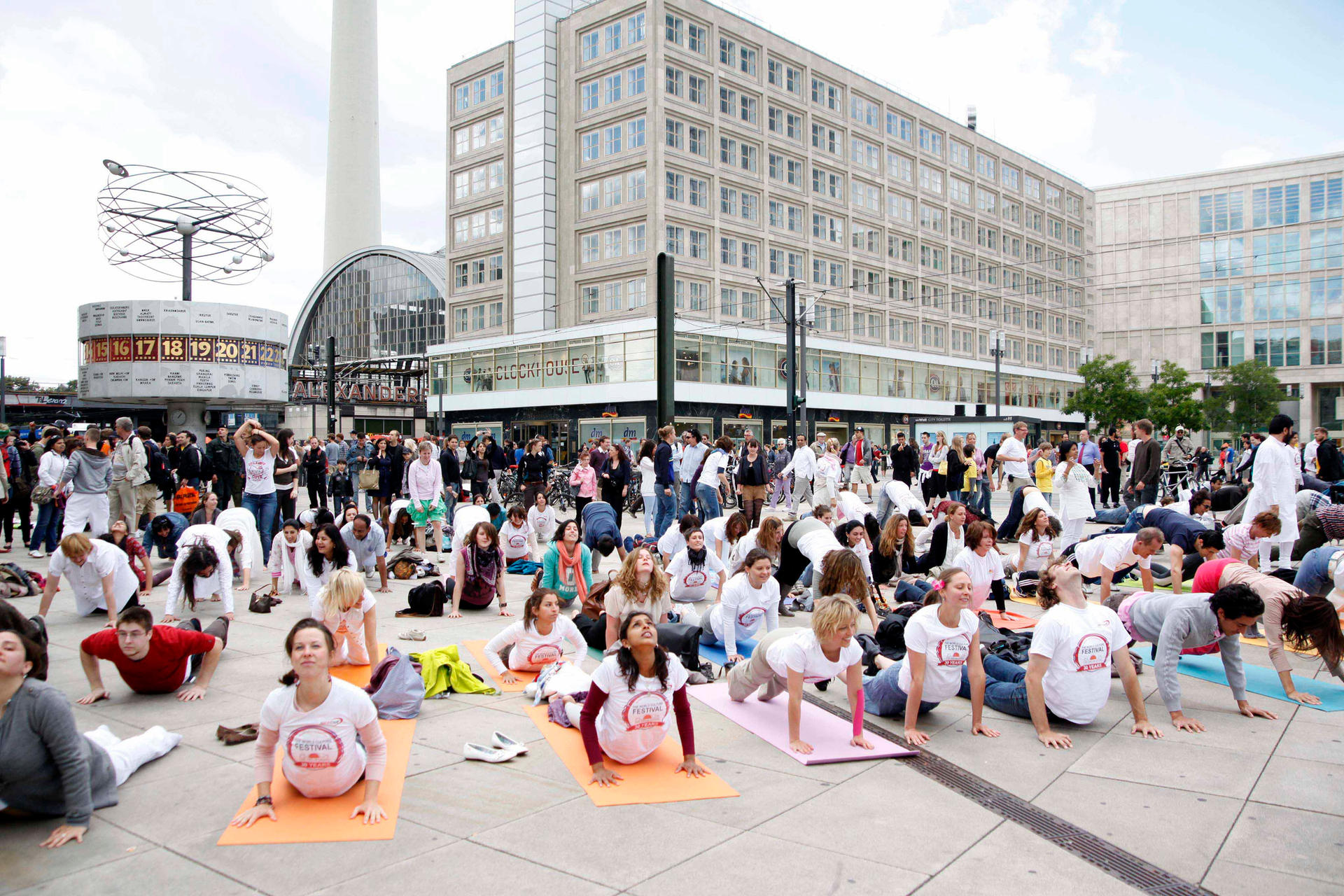 Organisatoren und Teilnehmer des World Culture Festival treffen sich auf dem Alexanderplatz zum kollektiven Sonnengruß und Tanz.