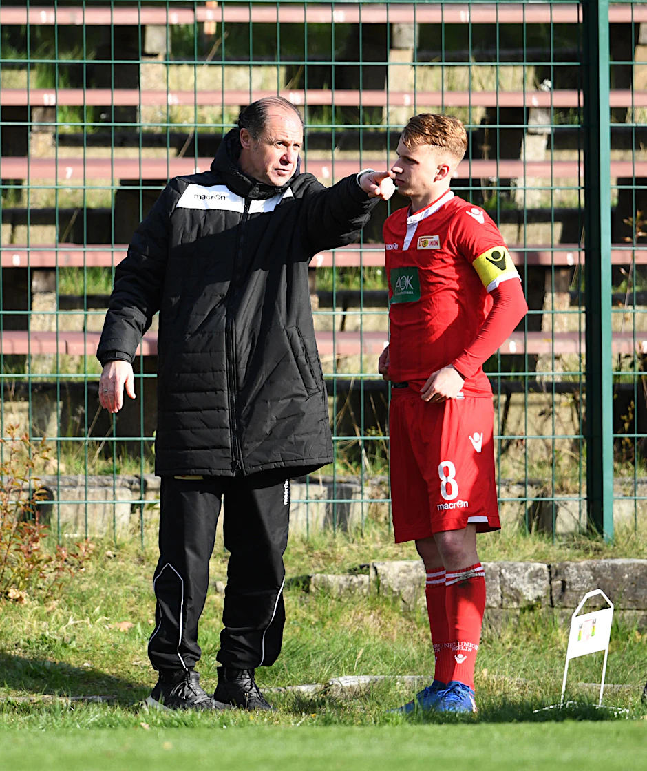  U19-Trainer Hermann Andreev gibt Scott Dähnrich Anweisungen.