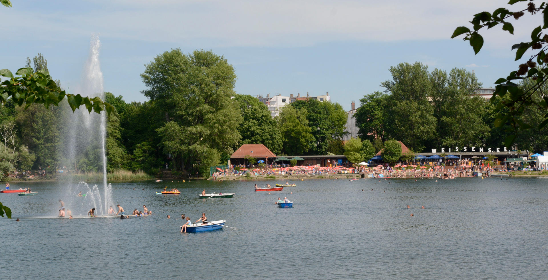 Am Weißen See gehen sich viele Berliner abkühlen.