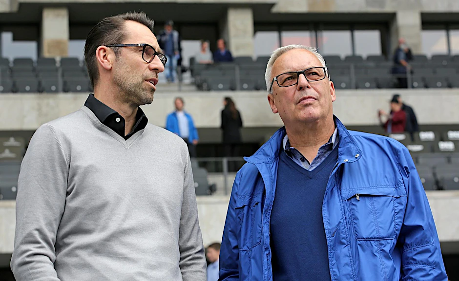 Herthas Manager Michael Preetz (l) muss auf Shoppingtour gehen und neue Stars einkaufen. Das Team hat am Limit gespielt und muss nächste Saison verstärkt werden.