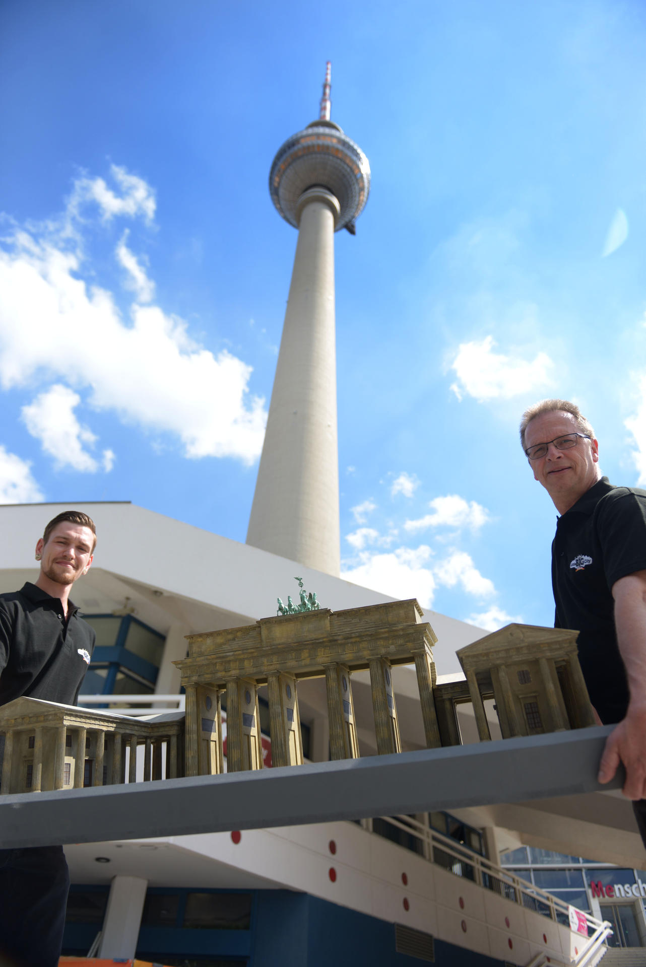 Auch das Brandenburger Tor zieht als Modell unter den Fernsehturm.