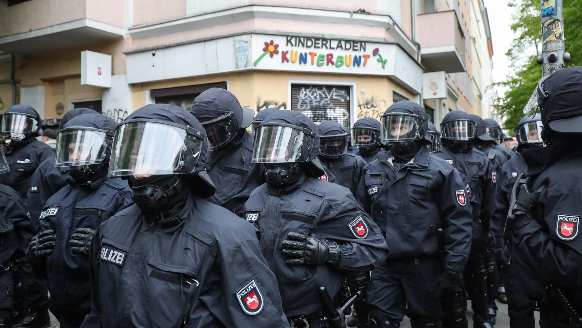 Polizisten schützen die "Revolutionäre 1. Mai Demo".