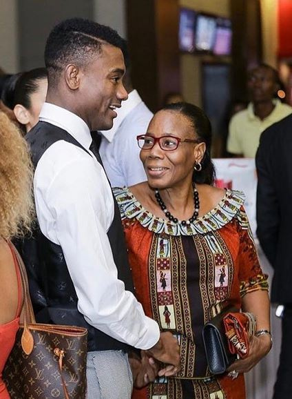 Salomon Kalou und Mutter Helene. Sie ist gerade zu Besuch in Berlin und bekocht den Sohn.