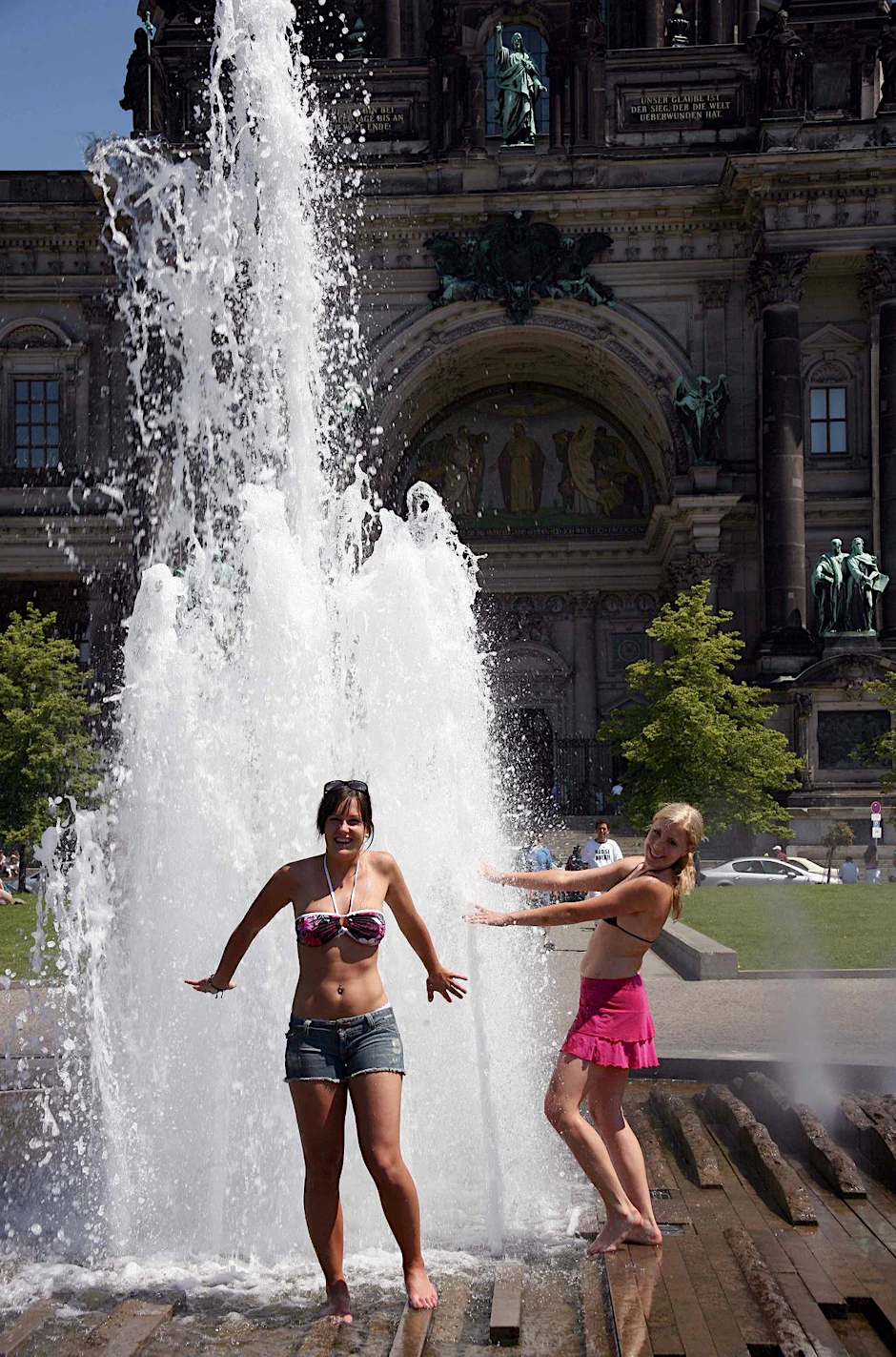 Michaela (19) und Jessica (21) aus Stockholm erfrischen sich im Brunnen im Lustgarten.