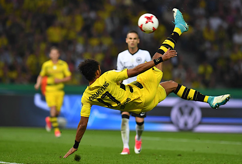 Seitfallzieher ans Lattenkreuz, Elfer reingemacht: Pierre-Emerick Aubameyang von Borussia Dortmund in Aktion.  