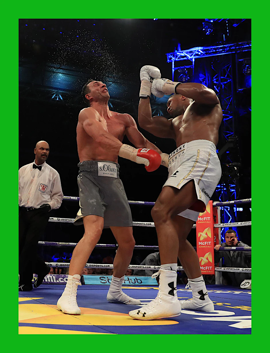 Anthony Joshua gibt Wladimir Klitschko einen saftigen Kinnhaken.