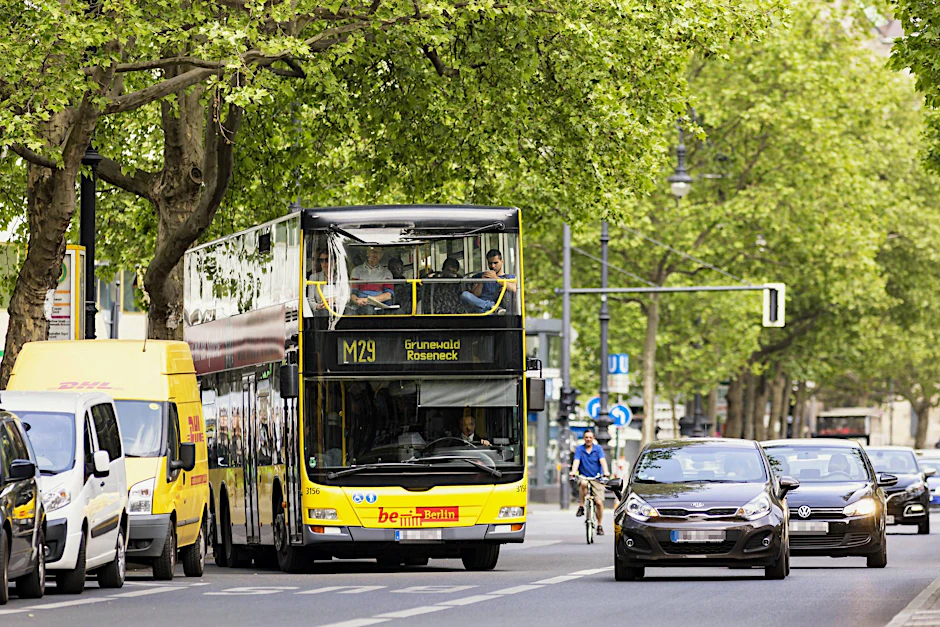 Ein BVG-Bus der Linie M29 soll ohne zu Halten und mit hoher Geschwindigkeit über den Kudamm gefahren sein. 
