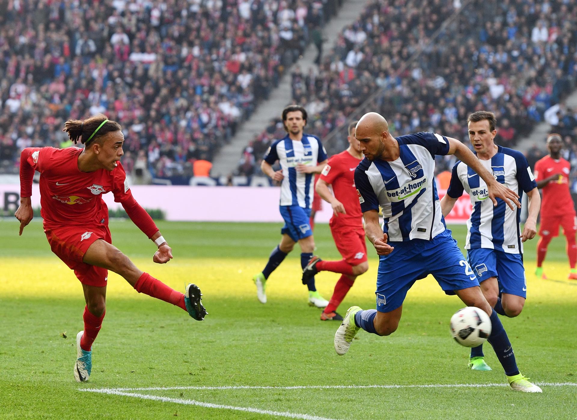 John Brooks versucht den Schuss von Yussuf Poulsen (l.) abzuwehren.