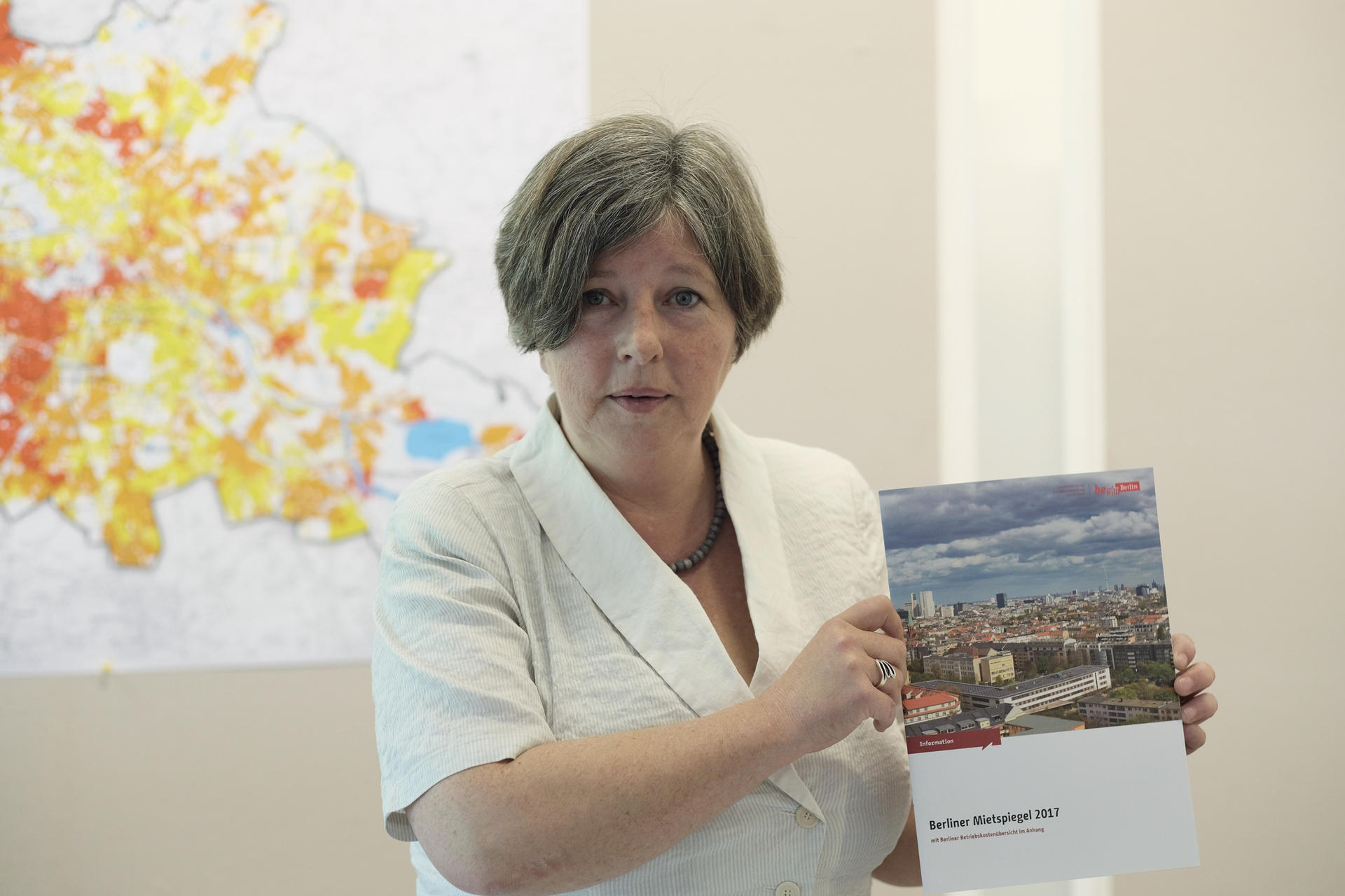 Stadtentwicklungssenatorin Katrin Lompscher (Linke) mit dem neuen Mietspiegel.