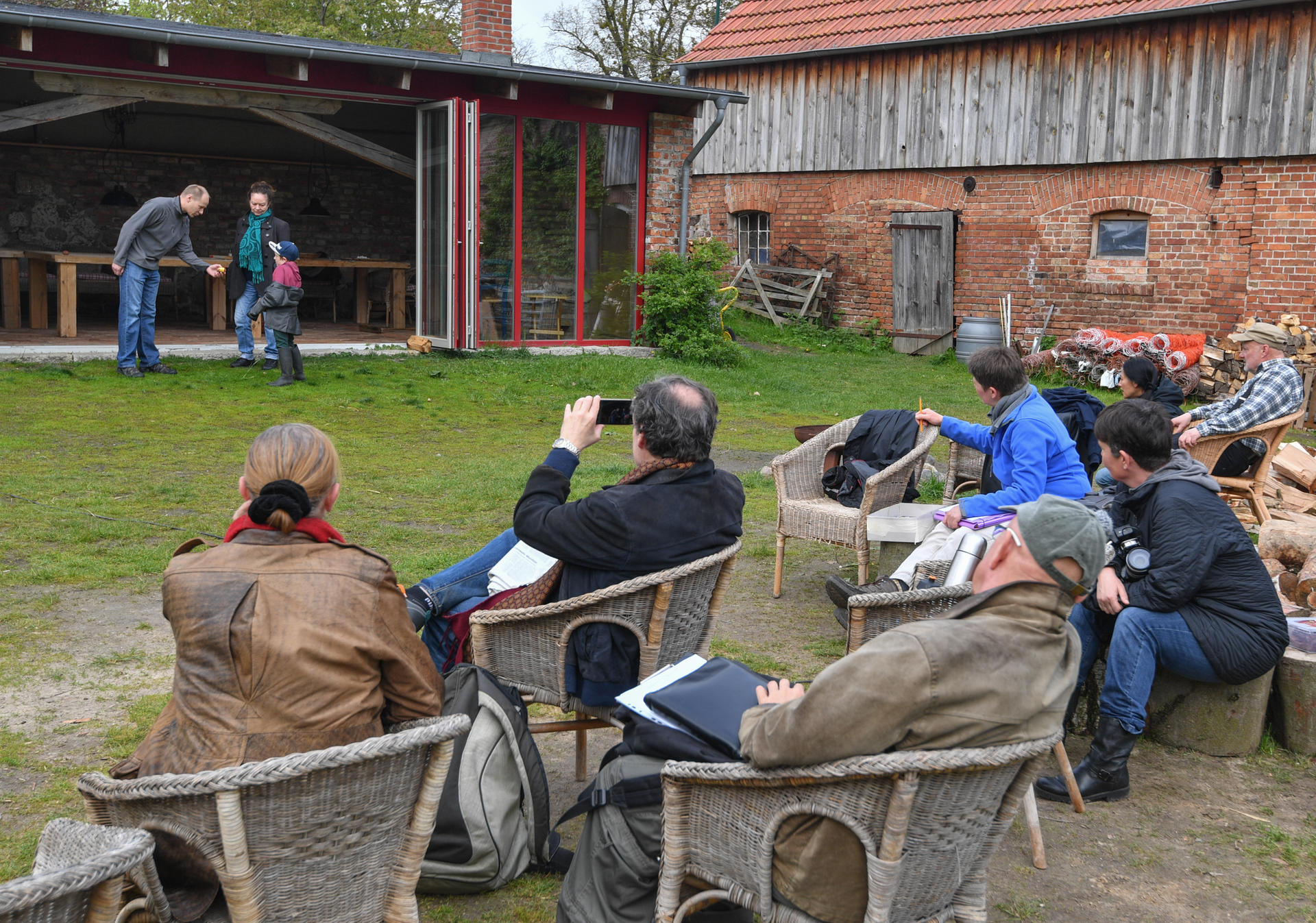 Eine Szene zum Theaterprojekt «Die Heiden von Kummerow» wird auf einem Bauernhof in Biesenbrow geprobt.