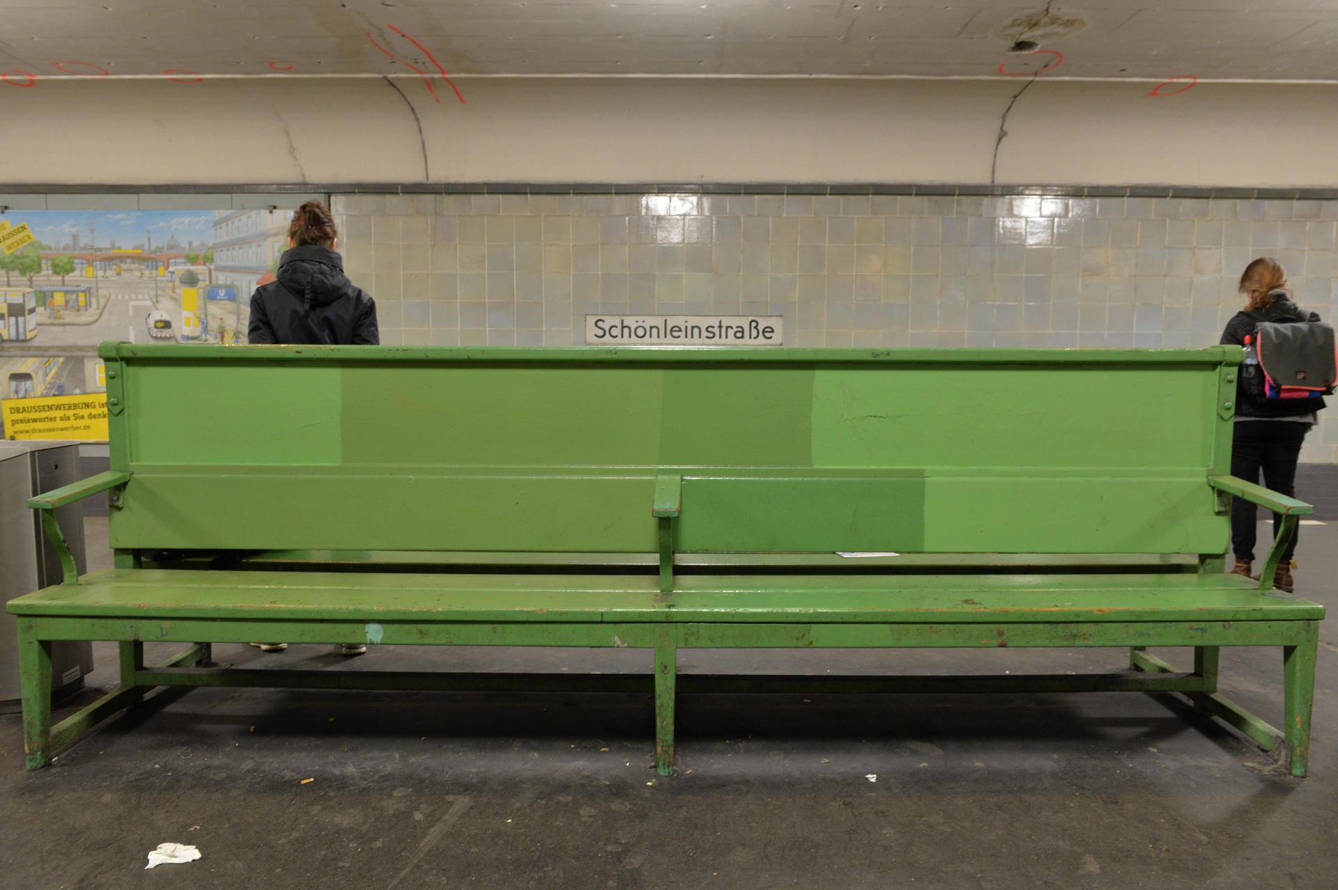 Auf dieser Bank am U-Bahnhof Schönleinstraße schlief der Obdachlose, den die jungen Männer versucht haben sollen, anzuzünden.