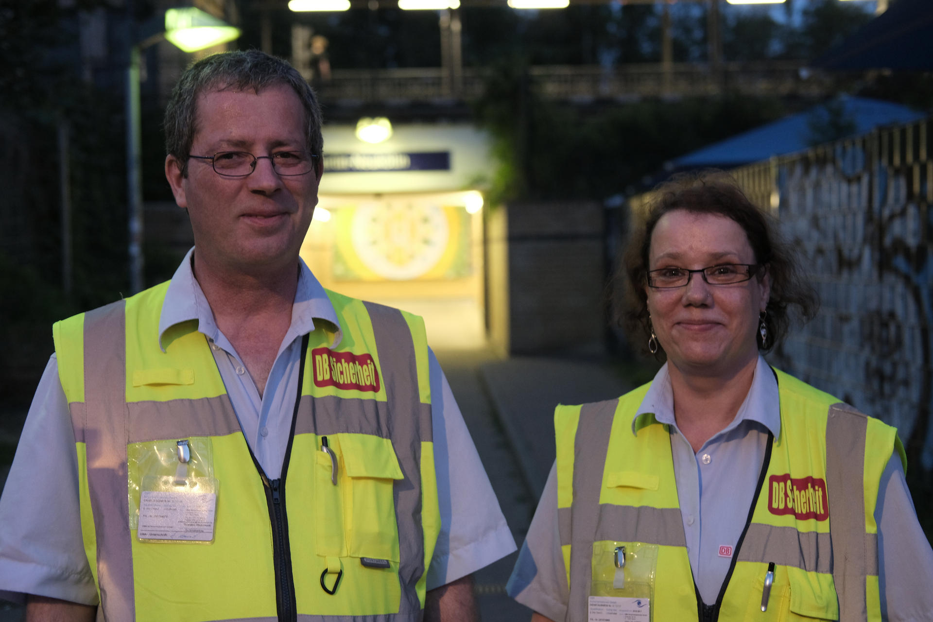 Günter Konrad (54) und Heidelinde Fritze (52) arbeiten für den DB-Sicherheitsdienst.