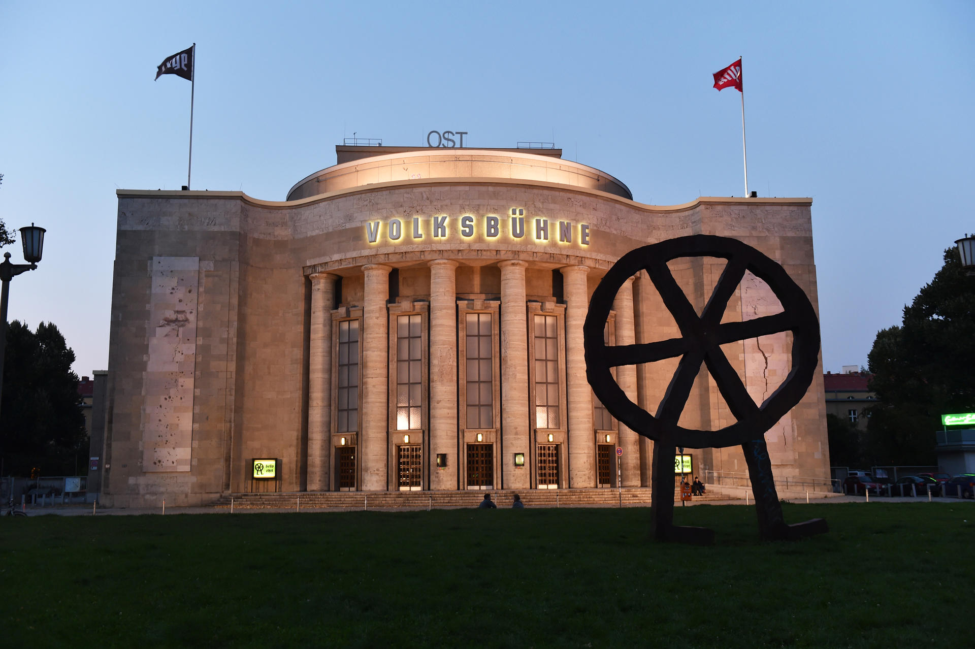 Eine Ära geht an der Volksbühne zu Ende. Dercon kommt im August.