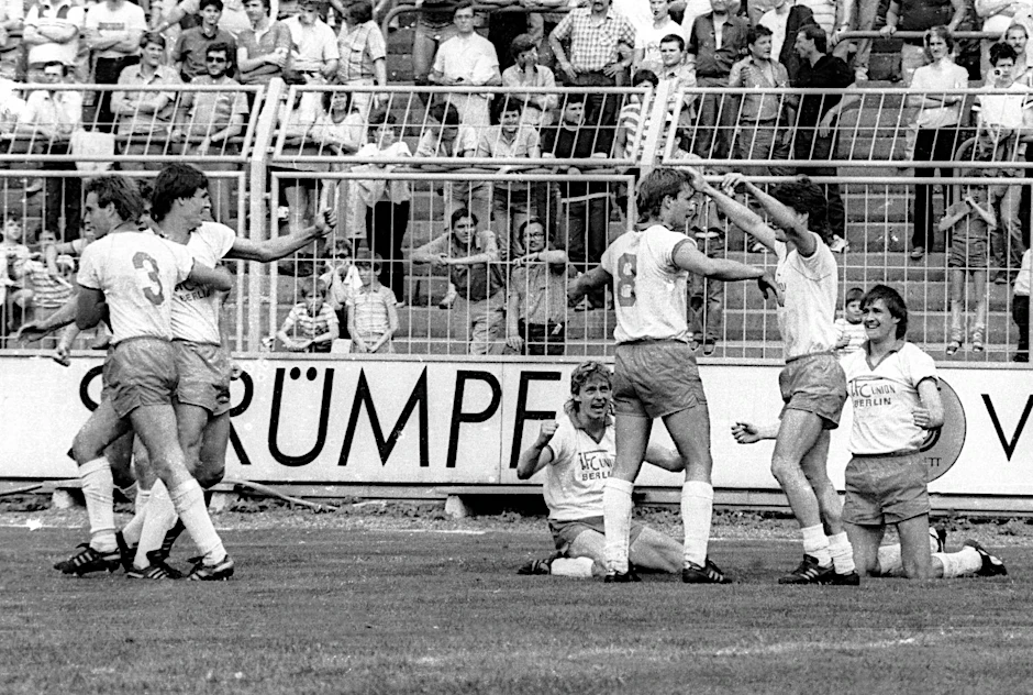 Mario Maek, Mathias Morack, Steffen Enge und Olaf Hirsch (v. r.) jubeln im legendären Spiel 1988 übers 3:2 in Karl-Marx-Stadt.