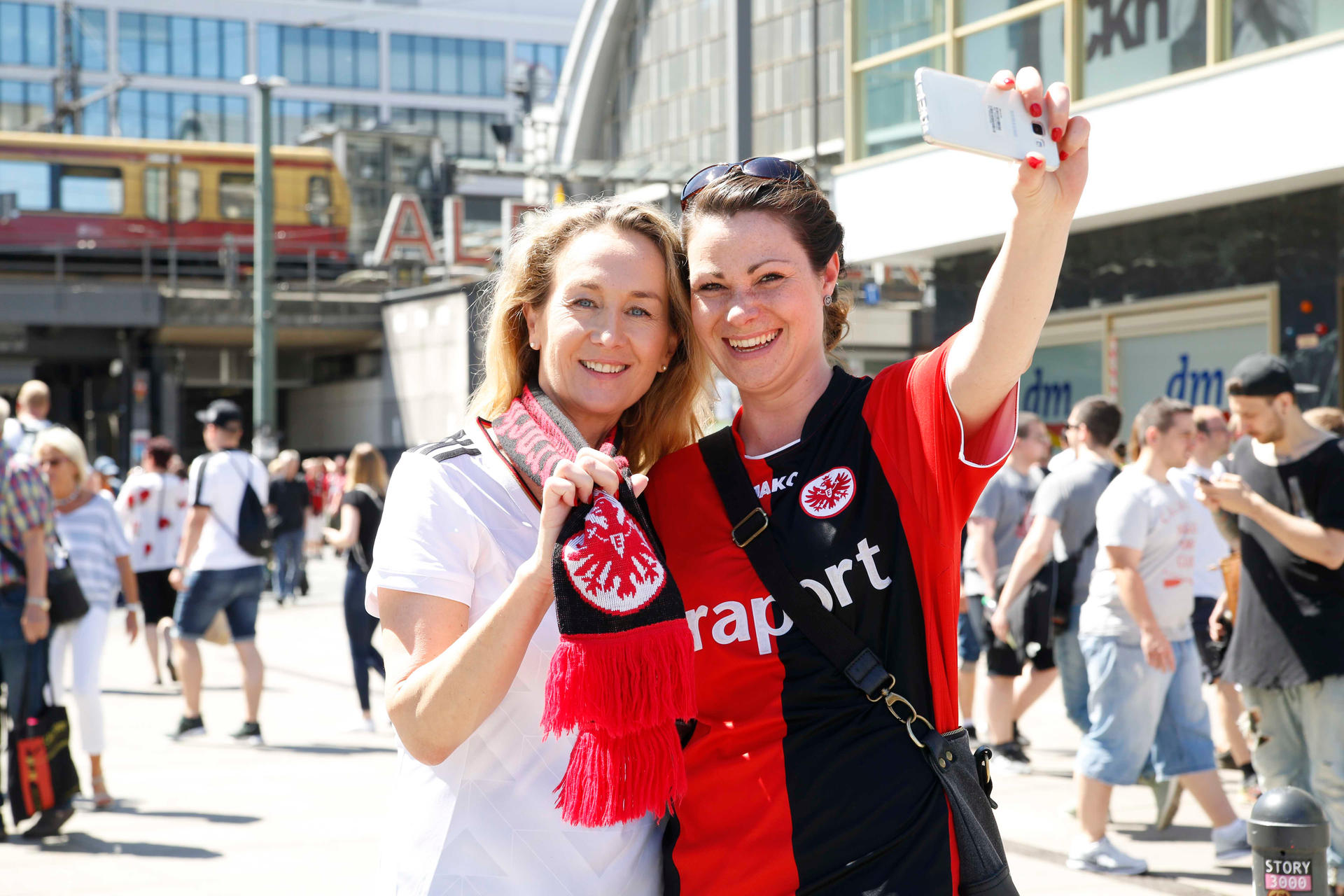 Cornelia Schöpf (42, li.) und Svende Schäfer (33) kommen aus Wiesbaden, feierten auf dem Alex. Männer sind offener gegenüber Frauen im Fußball geworden, berichten sie.