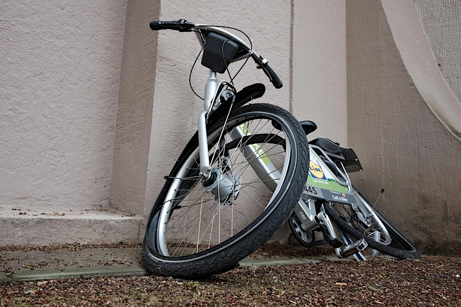 Mieträder werden demoliert, noch öfter werden sie geklaut – für nur eine Tour. Dieses Rad wurde erst beschädigt und dann in einem Neuköllner Park weggeworfen.