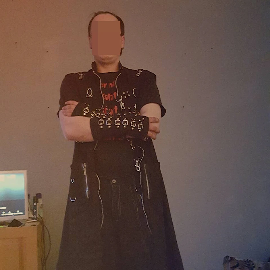 Alexander H. in schwarze Kleidung aus der Gothic-Szene.