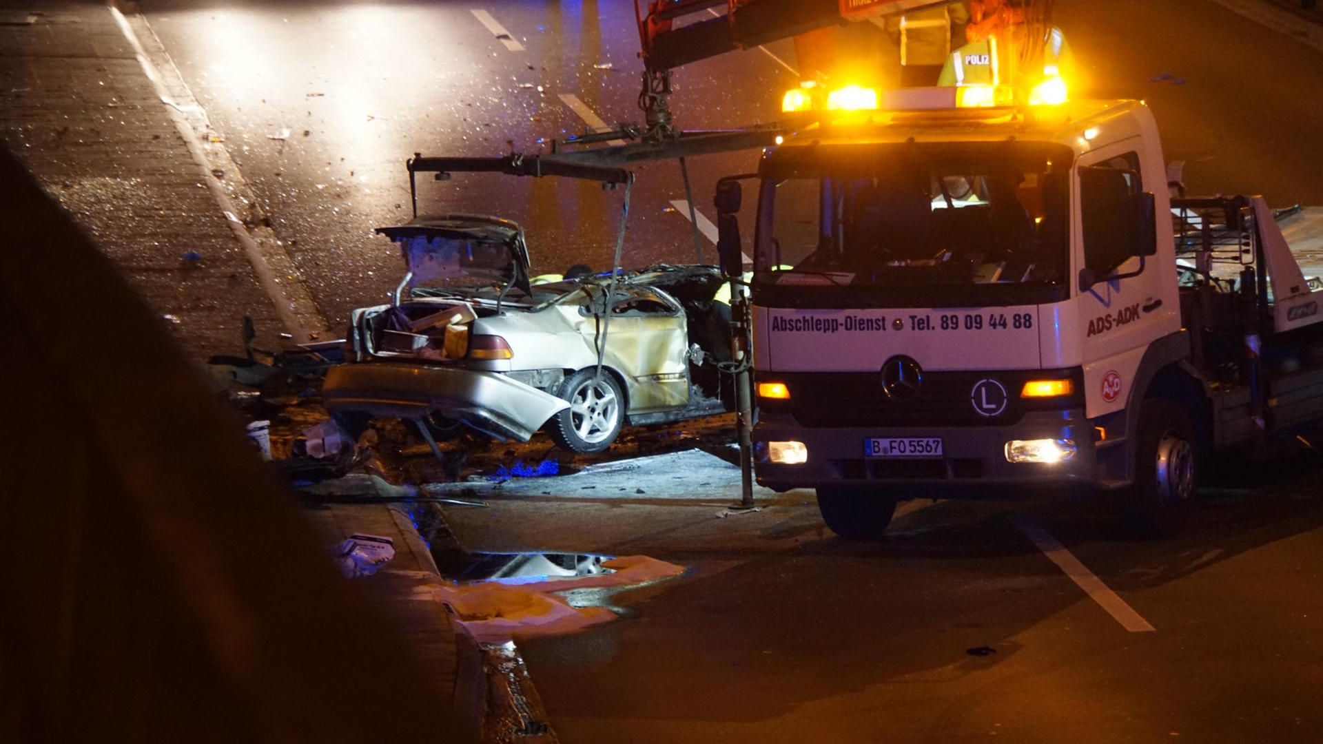 Das völlig zerstörte Wrack wird von einem Abschleppdienst an den Haken genommen und abtransportiert. 